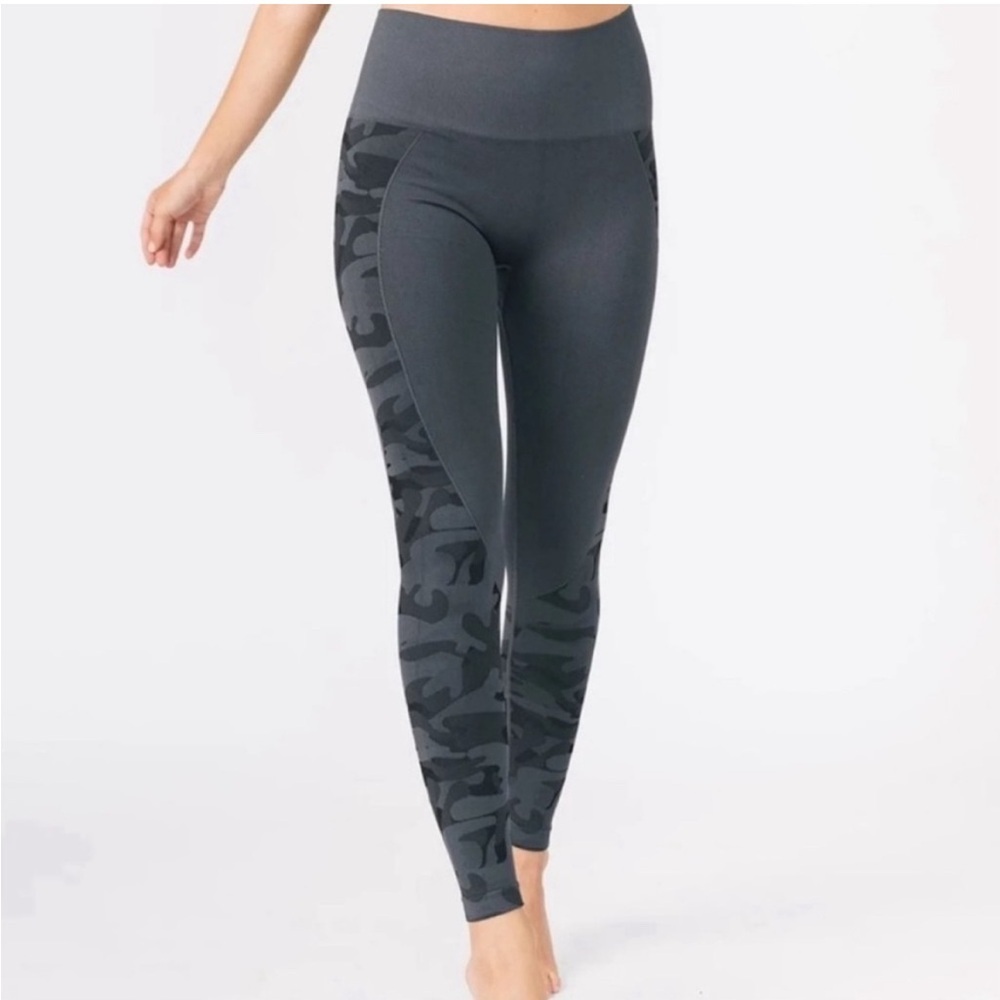 Zyia Active Performance Grey‎ Camo Seamless Leggings 7/8 Length High Rise Size M